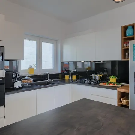 Maru By Briskva Vila *